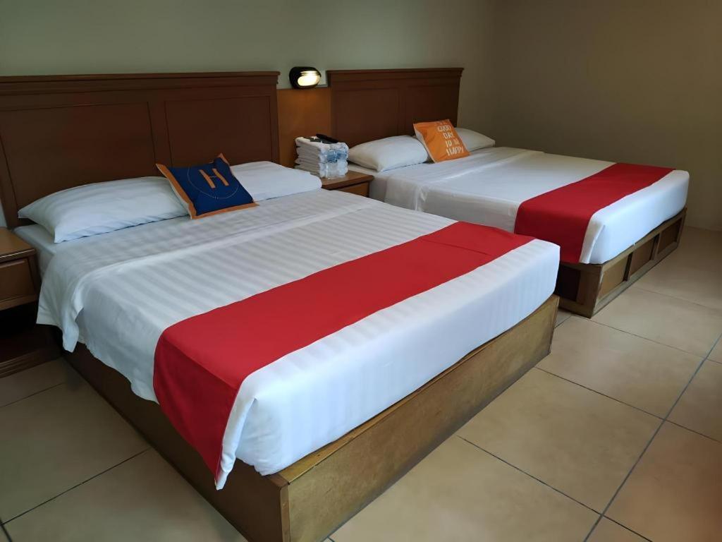 River Park Hotel Sibu Esterno foto